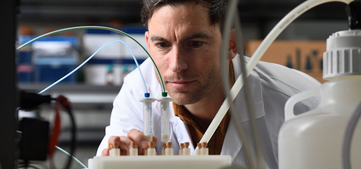 Carsen Prasse performing an experiment in a lab